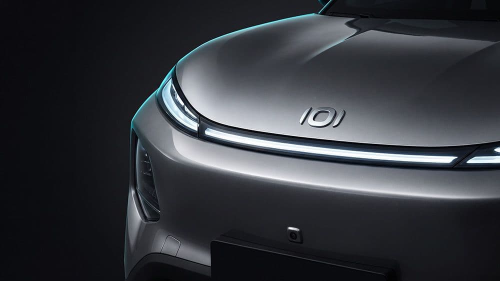 Detalle de la óptica LED delantera del Q05 al anochecer