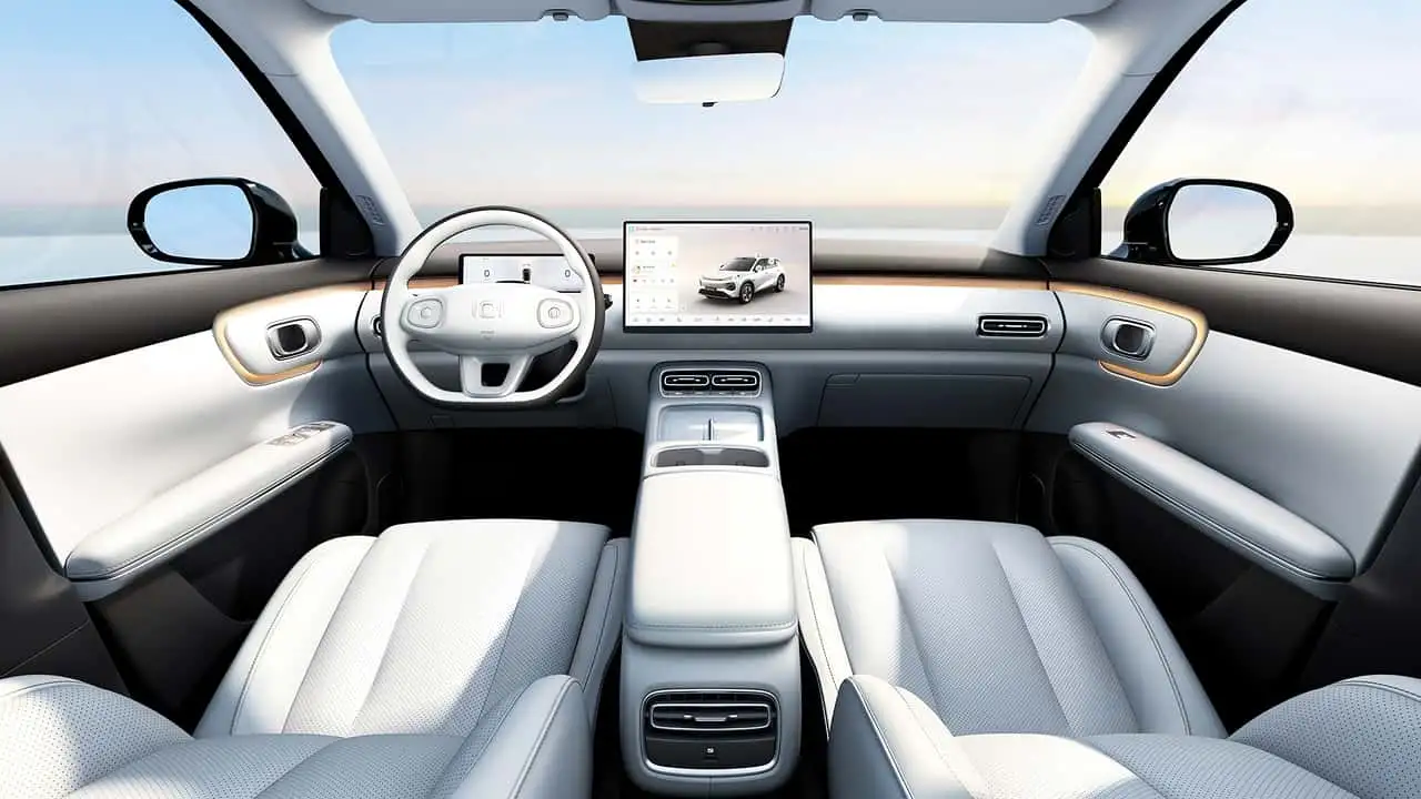 Tablero del Q05 con la pantalla central y el panel digital detrás del volante